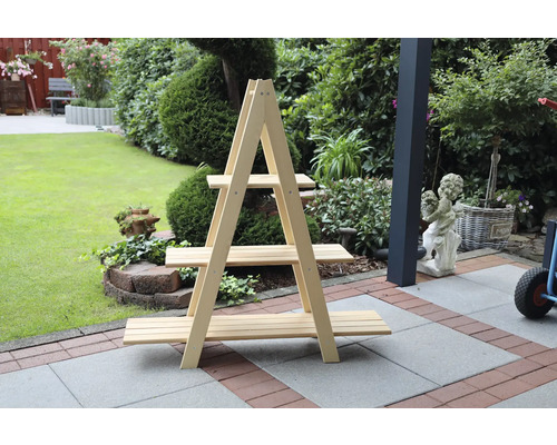 Holzpflanzenregal mit drei Ebenen im Garten.