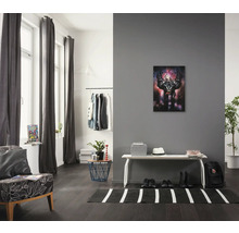 Wohnraum mit Sessel, Kleiderstange, Bank und Wandbild