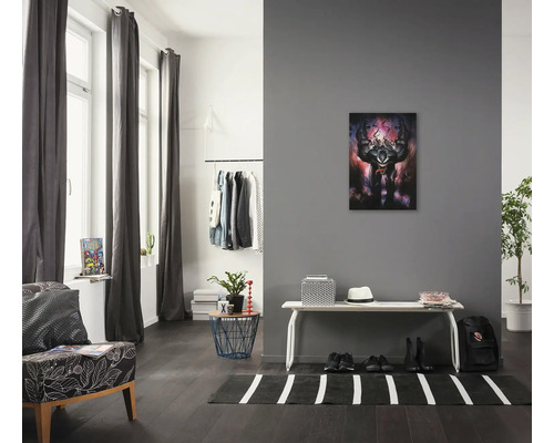 Wohnraum mit Sessel, Kleiderstange, Bank und Wandbild