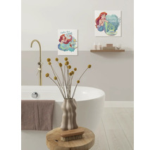 Badezimmer-Szene mit Badewanne, Hocker mit Blumenvase und zwei Wandbildern mit Arielle, die Meerjungfrau