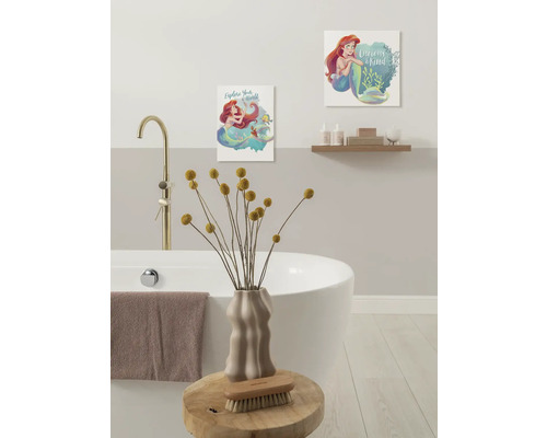 Badezimmer-Szene mit Badewanne, Hocker mit Blumenvase und zwei Wandbildern mit Arielle, die Meerjungfrau