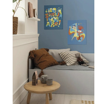 Kinderzimmer mit Bett, Kissen, Tisch und Wanddekoration