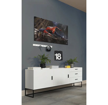 Wohnraum-Szene mit einer Kommode, einem Wandbild, einer Hängeleiste und dekorativen Elementen.