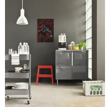 Wohnraum mit Wandbild, Küchenwagen, Küchenschrank und Tritthocker