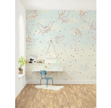 Kinderzimmer mit Dumbo-Tapete, Schreibtisch und Stuhl.