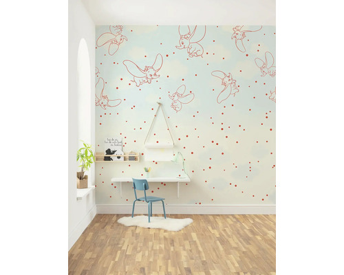 Kinderzimmer mit Dumbo-Tapete, Schreibtisch und Stuhl.