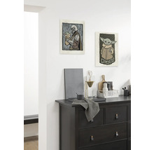 Wanddekoration mit Motiven aus der Serie The Mandalorian über einer Kommode