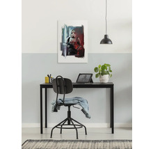 Gemälde eines Soldaten an einer Wand über einem Schreibtisch