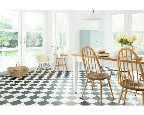 Heller Raum mit Schachbrettmuster Boden, Esstisch und Stühlen