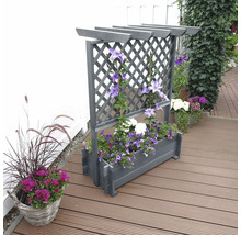 Blumenkasten mit Rankgitter aus Holz und Bepflanzung auf einer Terrasse.