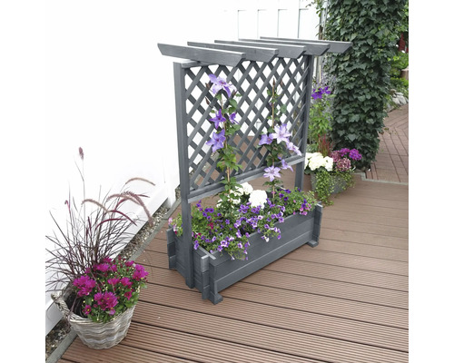 Blumenkasten mit Rankgitter aus Holz und Bepflanzung auf einer Terrasse.