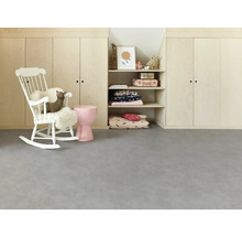 Kinderzimmer mit Schaukelstuhl, Ablageregal, Hocker und Stauraum