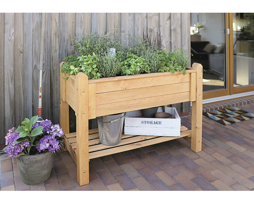 Hochbeet aus Holz mit Kräutern und Ablagefläche