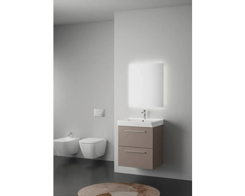 Badezimmer mit Waschbeckenunterschrank, beleuchtetem Spiegel, Toilette und Bidet in einem hellen und modernen Design.