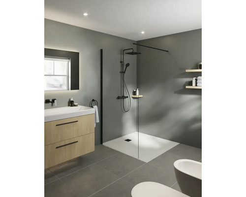 Modernes Badezimmer mit Waschtisch, Spiegel, Dusche und Toilette.