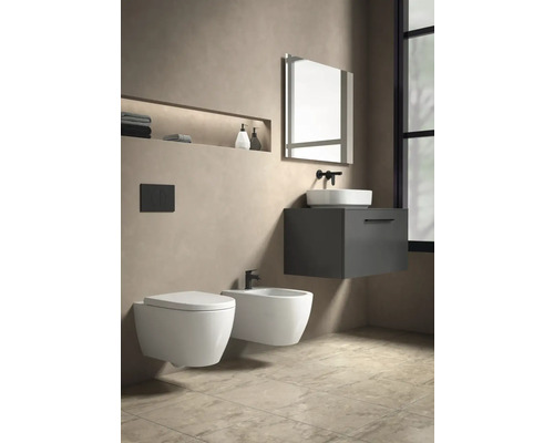 Badezimmer mit Toilette, Bidet, Waschtisch und Spiegel in modernem Design