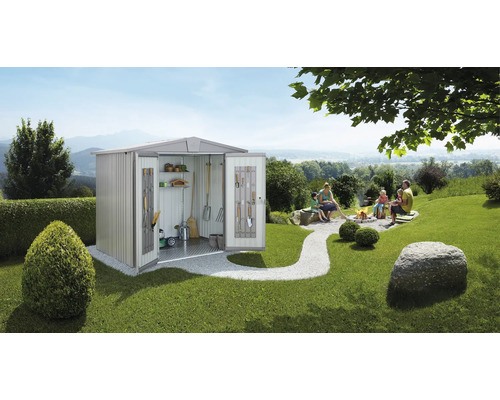 Gerätehaus Biohort Europa 2 172 x 156 cm silber-metallic Gartenszene mit Gerätehaus, Familie am Lagerfeuer im Garten.