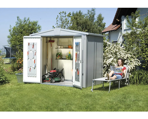 Metall Gerätehaus mit geöffneten Türen, Rasenmäher und Regalen im Garten