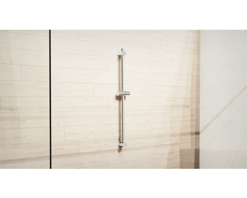 Duschstange mit verstellbarem Halter an einer gefliesten Wand