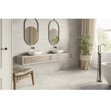 Helles Badezimmer mit Doppelwaschtisch, Spiegeln, Badewanne und Sitzgelegenheit
