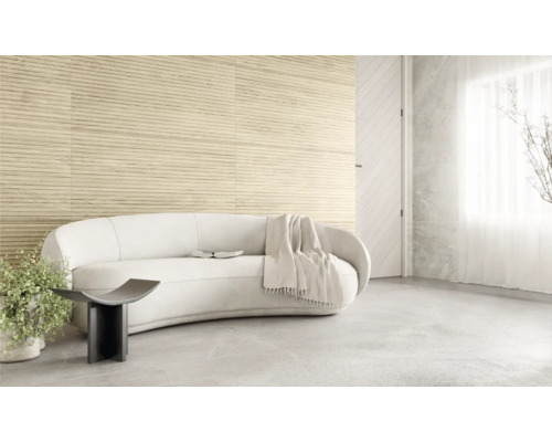 Heller Raum mit Couch, Beistelltisch und Wandfliesen in Holzoptik