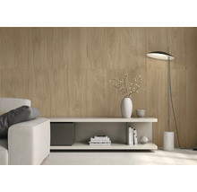 Heller Wohnraum mit geriffelten Wandpaneelen, Sideboard, Stehlampe und Sofa.