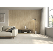 Wohnzimmer mit Sofa, Sideboard und Wandverkleidung in Holzoptik