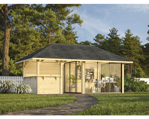Holzgartenhaus mit Glasfront und dunklem Dach in Gartenumgebung