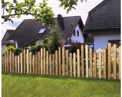 Holzzaun im Garten vor Wohnhäusern