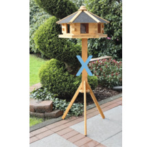 Vogelhaus auf einem Holzständer im Garten