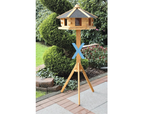 Vogelhaus auf einem Holzständer im Garten