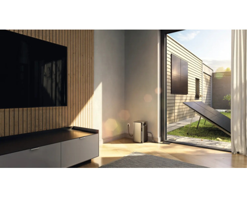 Wohnraum mit Solar Wechselrichter, Solarmodul an der Hauswand und Solargenerator im Garten