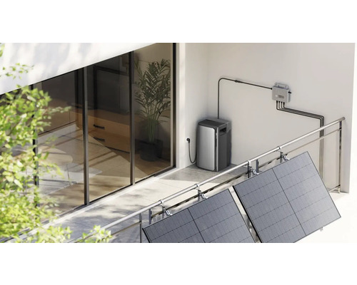 Balkonkraftwerk mit Solarmodulen, Energiespeicher und Wechselrichter an einer Hauswand