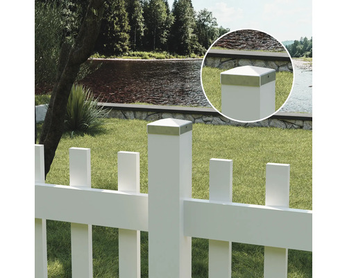 Weißer Lattenzaun mit Flussblick und Detailansicht der Zaunpfostenabdeckung