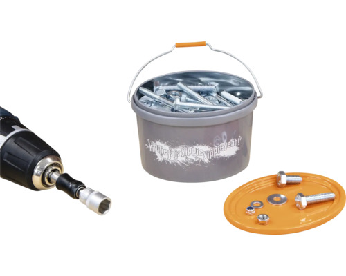 Akkuschrauber, Schrauben und Muttern in einem Eimer und auf einer Ablage