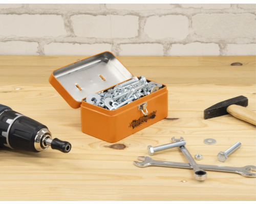 Werkbank mit Werkzeugkasten, Schrauben, Muttern, Hammer, Schraubenschlüssel und Bohrmaschine