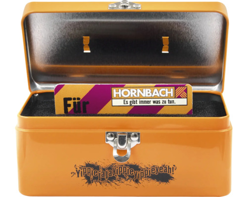 Geöffnete orangefarbene Werkzeugkiste mit Hornbach-Logo