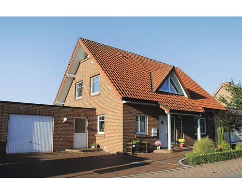 Einfamilienhaus mit rotem Ziegeldach und Garage