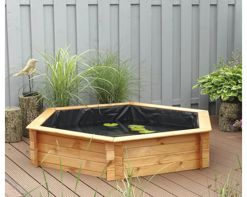 Holzteich im Garten mit Teichfolie und Seerosenblättern