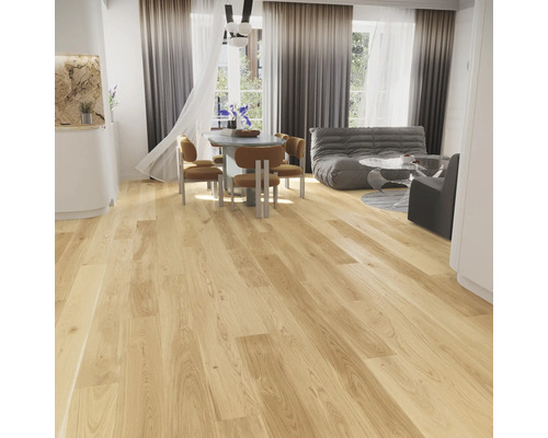 Helles Wohnzimmer mit Holzboden, Esstisch und Sitzgelegenheiten.