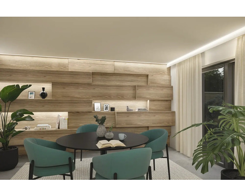 Modernes Esszimmer mit Holzwand, rundem Tisch und grünen Stühlen