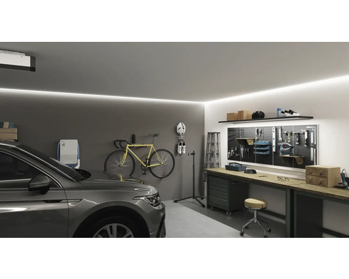 Garage mit Auto, Fahrrad, Werkbank und Werkzeugwand