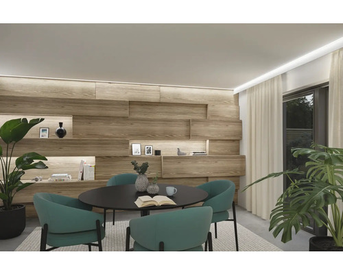 Helles Esszimmer mit Holzwand, rundem Tisch und grünen Stühlen