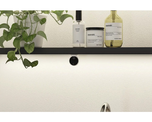 Dekorative Kosmetikprodukte der Marke Meraki auf einem Regal mit LED-Leuchten