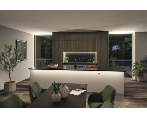 Heller Küchenraum mit Kücheninsel, Esstisch und grünen Stühlen