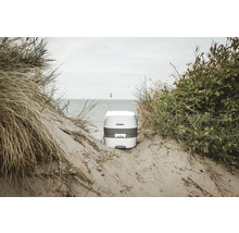 Enders Campingtoilette auf Sandstrand mit Blick auf das Meer