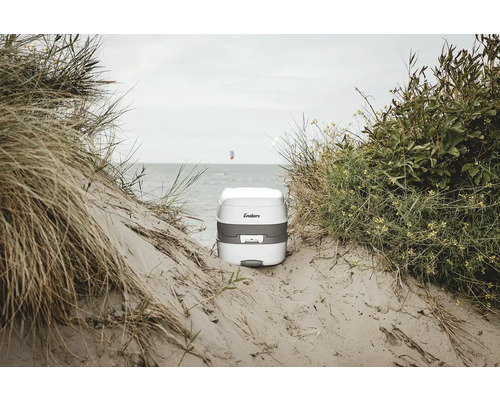 Enders Campingtoilette auf Sandstrand mit Blick auf das Meer
