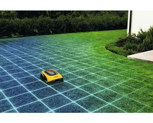 Gelber Stiga Mähroboter auf einem Rasen