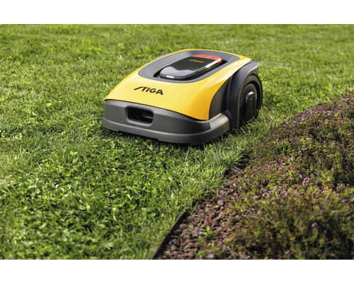 Stiga Mähroboter auf einer Rasenfläche