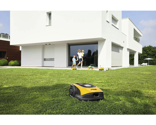 Stiga Mähroboter auf Rasen vor modernem Wohnhaus